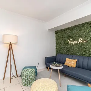  Holiday home 6 Bedroom Bucs Airport Mall Wifi